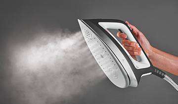 La imagen muestra la potencia del vapor de Polti Vaporella Instant, que sale de su suela