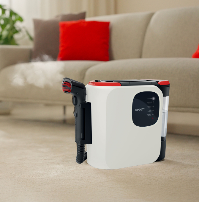 Polti StainOver limpiador de manchas cerca de un sofá
