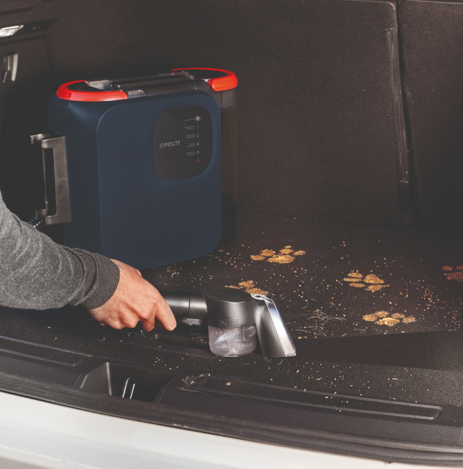 una persona limpiando el garaje