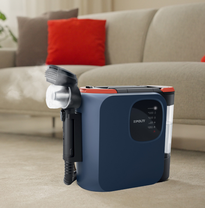 Limpiador de manchas Polti StainOver cerca de un sofá