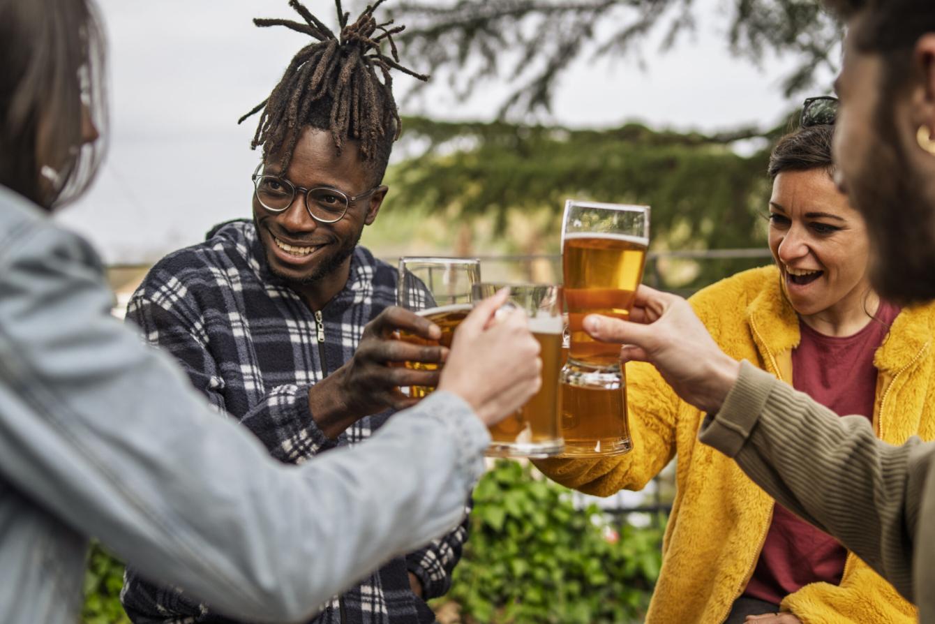 ¿Reunión improvisada en casa? Así enfrías la cerveza rápido y limpias sin agobios