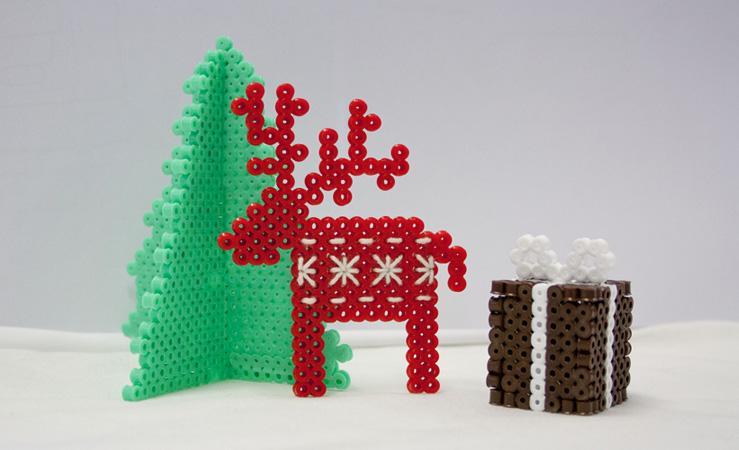 Decoraciones navideñas con perlas para planchar