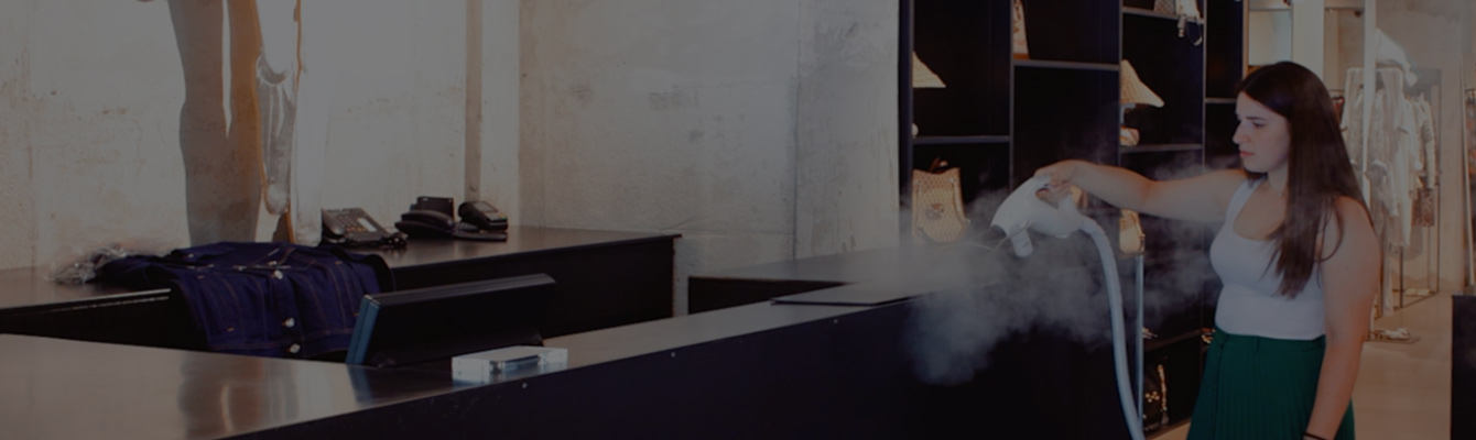 Desinfección con vapor Polti del mostrador de una tienda