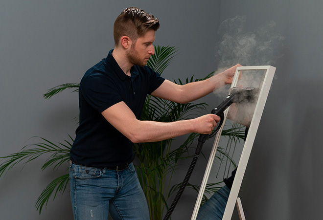 Polti limpiando a vapor un espejo