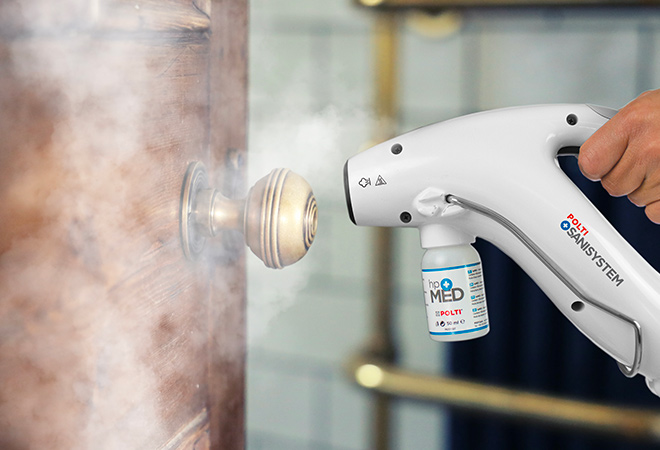 Desinfección de la manilla de una puerta con vapor Polti