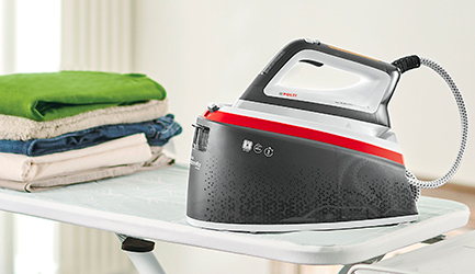 La imagen muestra Polti Vaporella Instant en la tabla de planchar