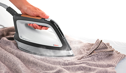 La imagen muestra Polti Vaporella Instant en uso sobre un tejido de lana