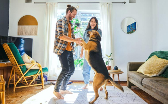 La imagen muestra a una familia feliz bailando