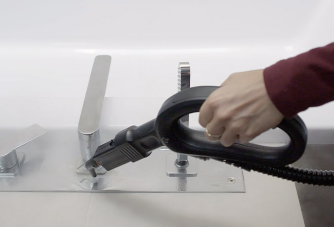 Ventajas de los productos Polti: limpieza a vapor de un grifo