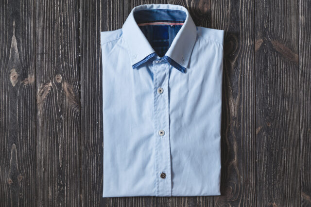 camisa azul planchada y limpia