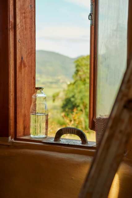 ventana con botella de agua: cómo ventilar