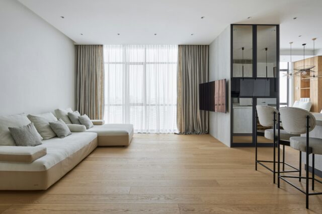 salón con ventanal y cortinas
