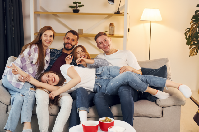 amigos en un sofá limpio