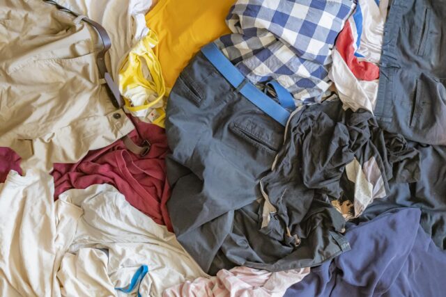 Ropa amontonada en la que podrían esconderse chinches