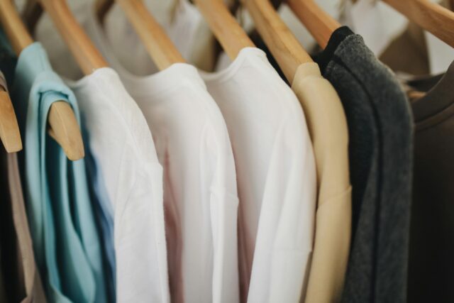 Ropa planchada colgada en la percha